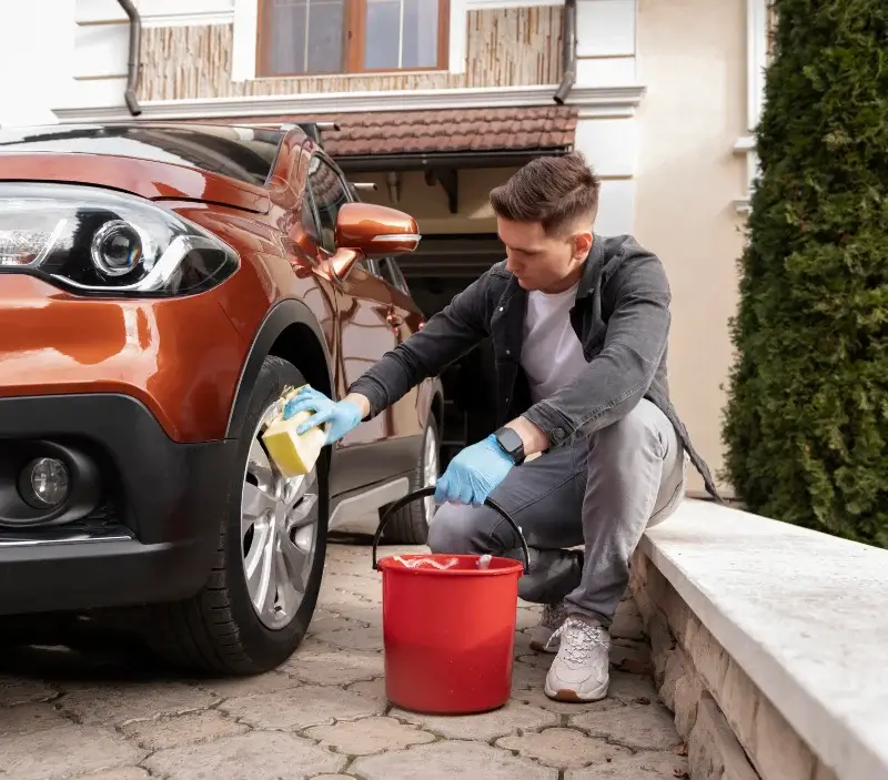 Lavage auto à domicile Laramière : professionnel intervenant sur un véhicule